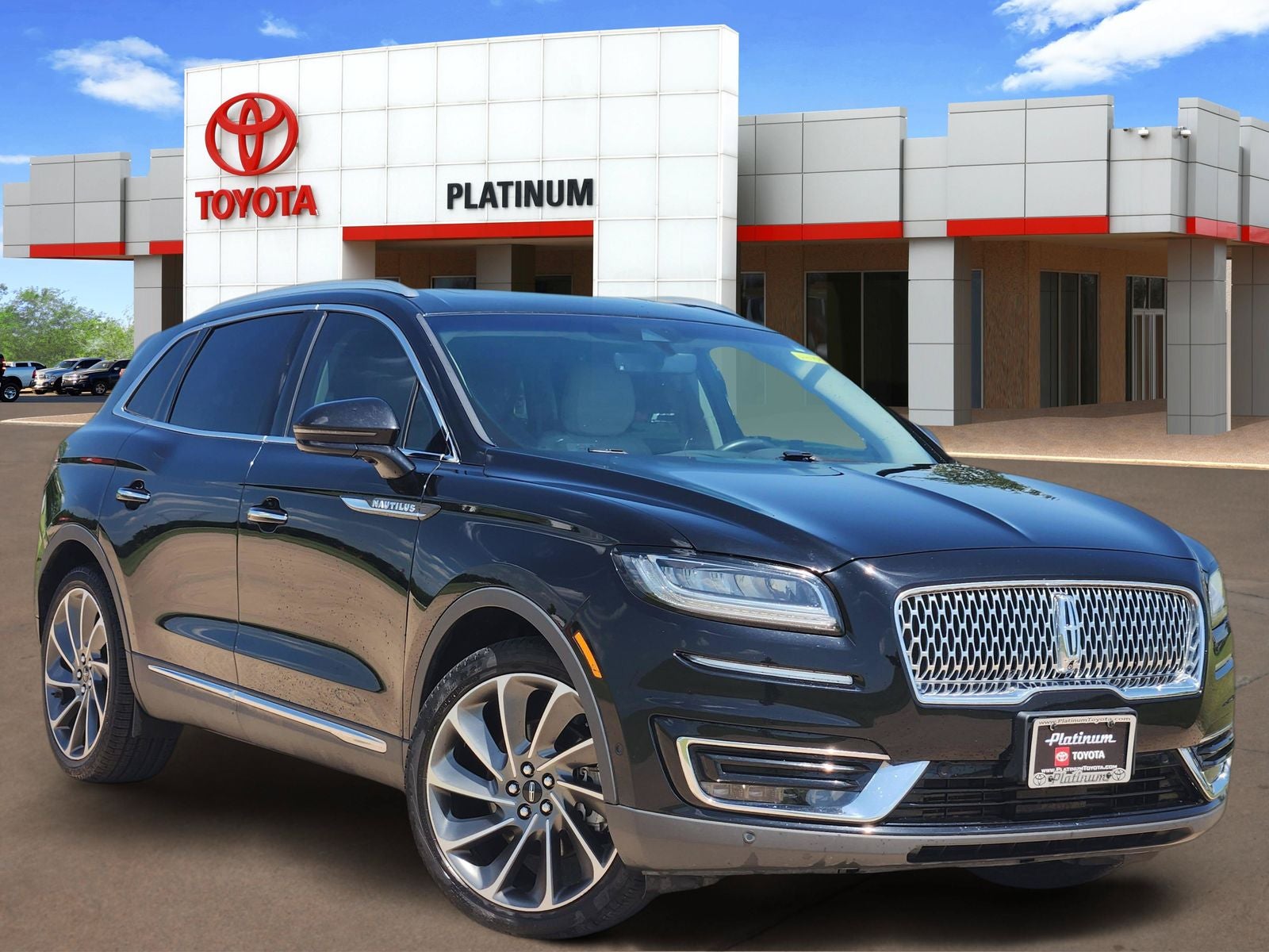 2020 Lincoln Nautilus Reserve in Black — front three-quarter view